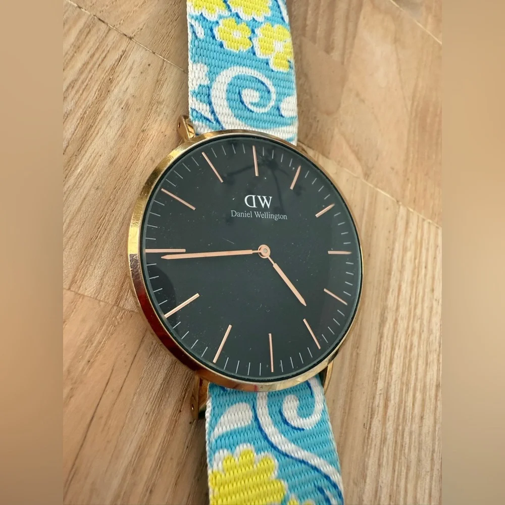 Daniel Wellington ladies black dial rose gold tone watch NEW BATTERY